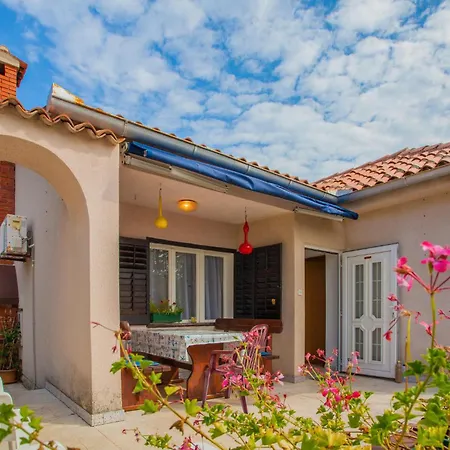 Gorgeous In With Kitchen Cres