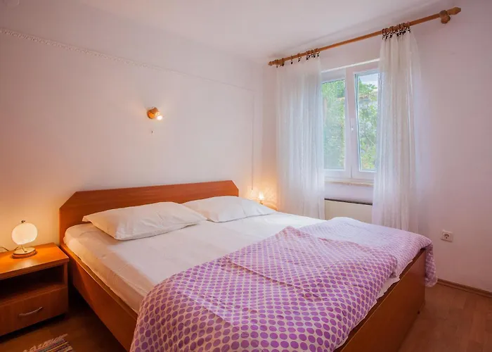 Gorgeous In With Kitchen Cres