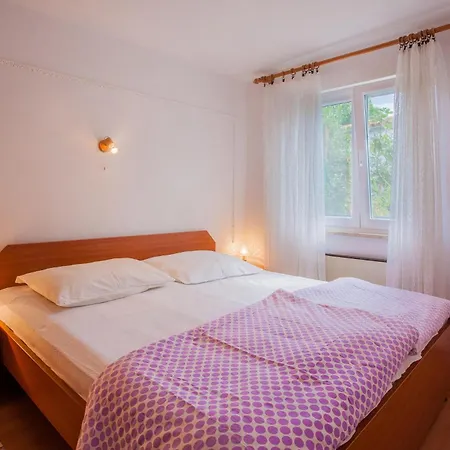 Gorgeous In With Kitchen Cres