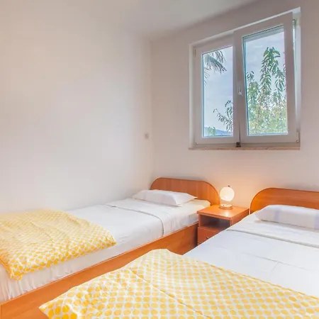 Appartement Gorgeous In With Kitchen Cres